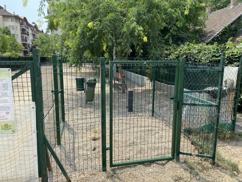 Jó hír a kutyagazdiknak! Elkészült a Tisztes utcai kutyafuttatóban is a zsilipes kapu!