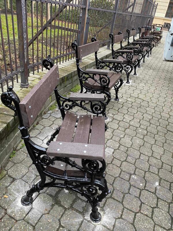 Megújult utcai székek és padok a Szent Rókus Kórház bejárata előtt