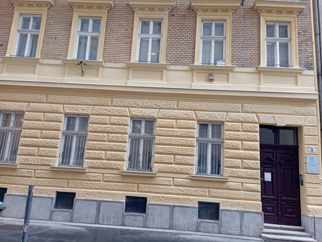 A korabeli Józsefváros hangulatát nyújtja a felújított Losonci utca 2. szám alatti JGK Gazdasági igazgatóság épülete.