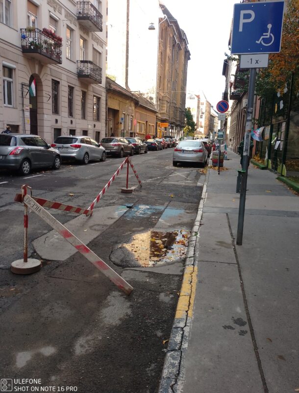 Beszakadt az útpálya a Német utcai játszótér előtt