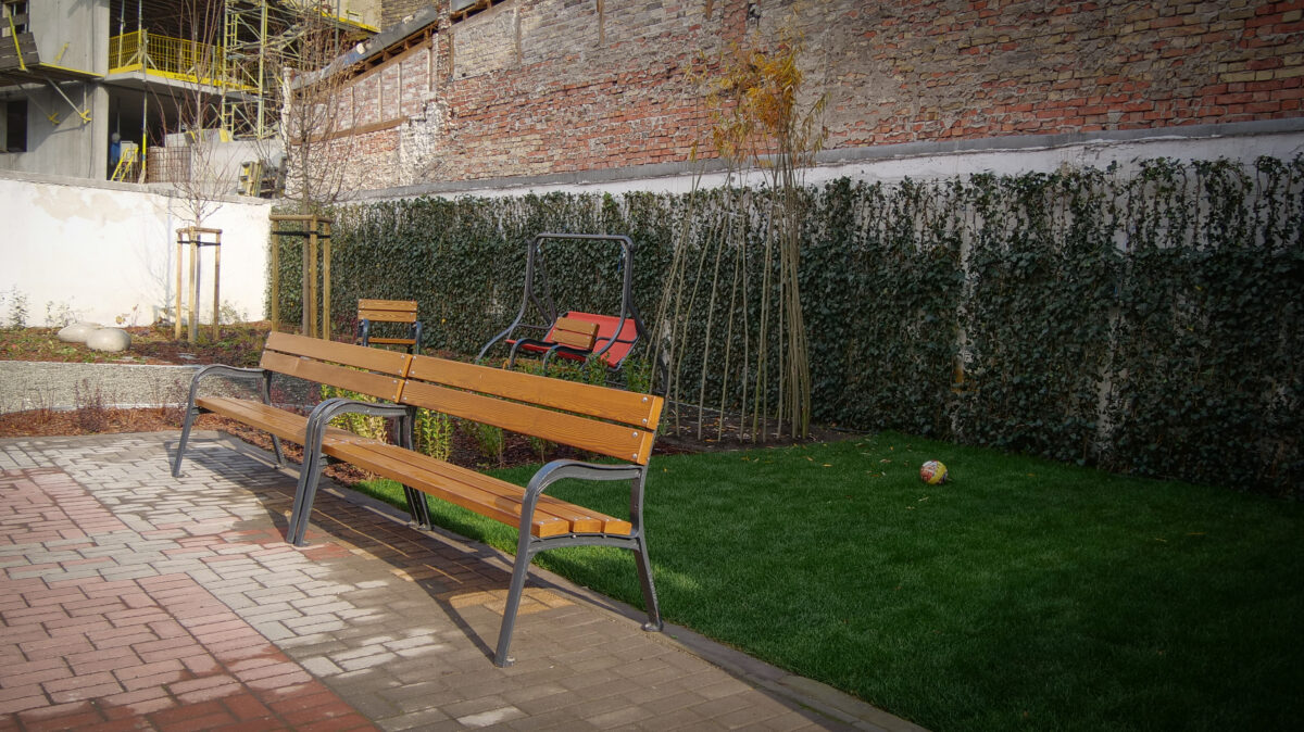 Újabb bérház udvara zöldült ki