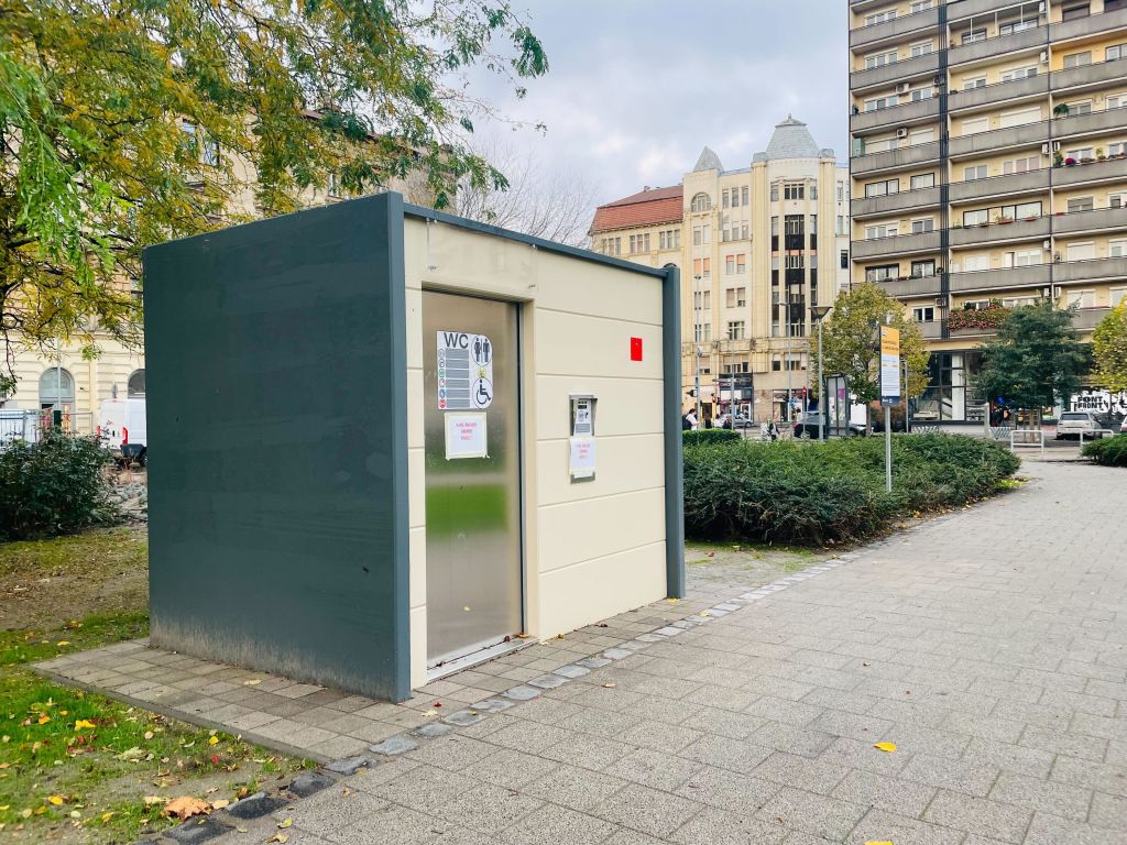 Ideiglenesen lezártuk a II. János Pál pápa téren az automata WC-t
