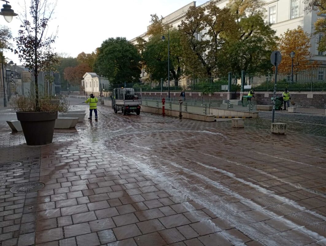 Számos közteret tisztítottak meg és fertőtlenítettek Józsefvárosban