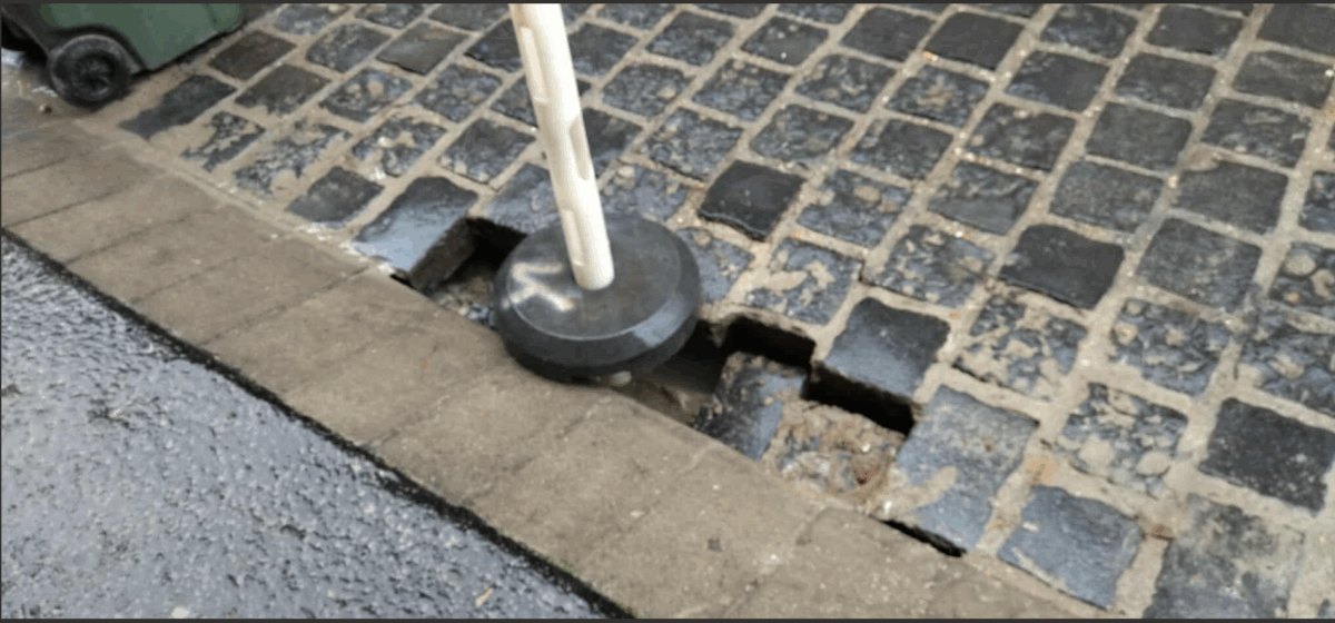 Beszakadt az útpálya széle a Magdolna 26. szám előtt