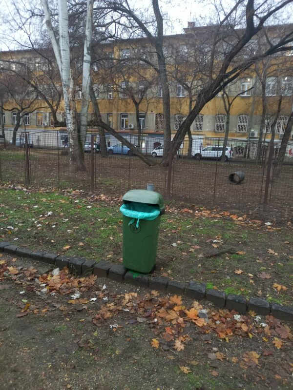 Megújultak a köztéri hulladékgyűjtők a Szenes Iván téren