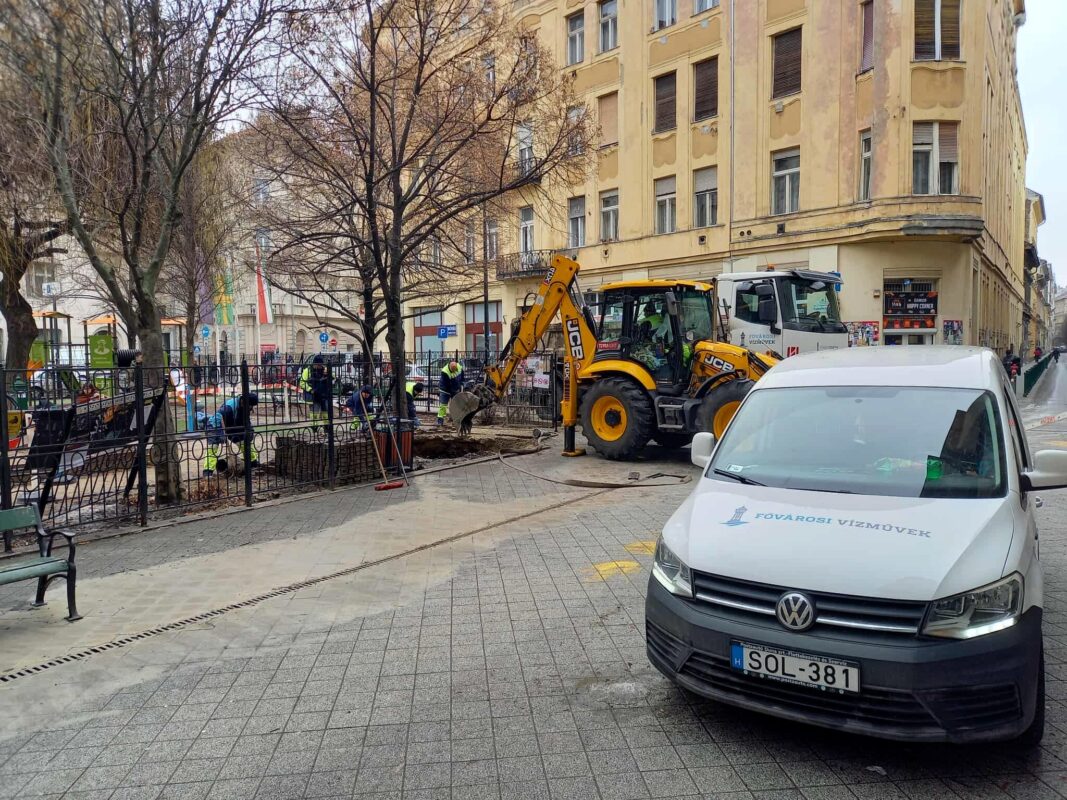 Csőtörés miatt lezárták a Gutenberg téri játszóteret