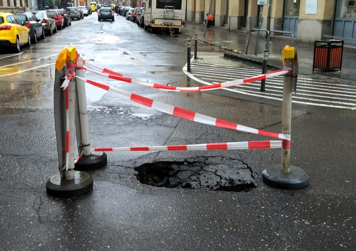 Beszakadt az úttest a Szerdahelyi utcában