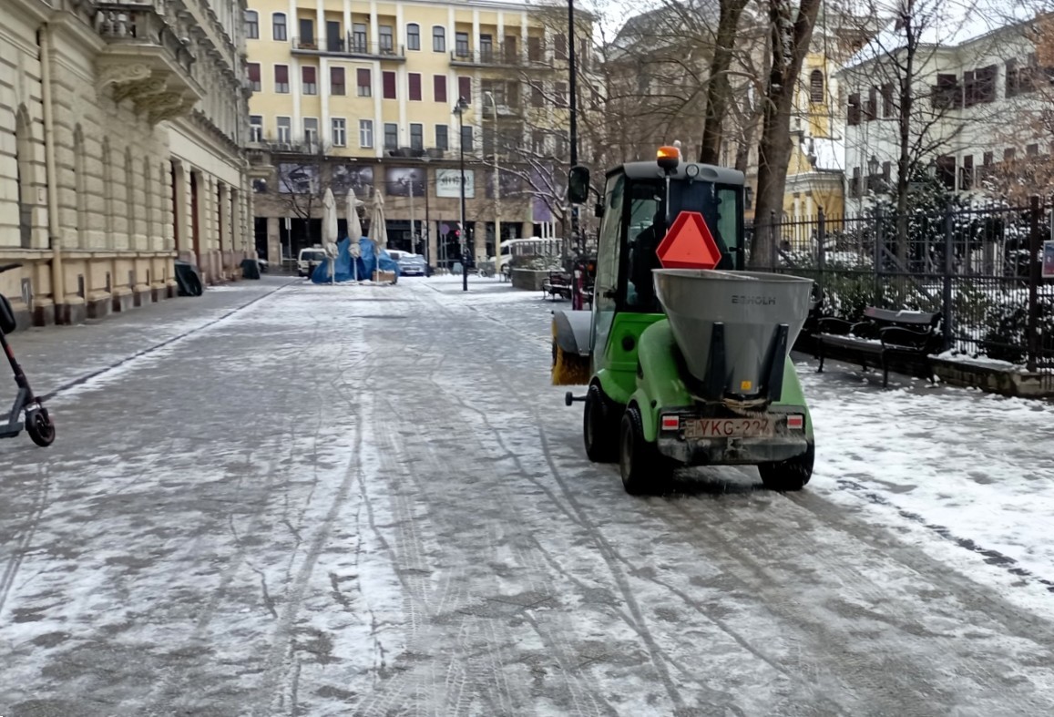 Tovább zajlott Józsefvárosban a hóeltakarítási és fagymentesítési munka