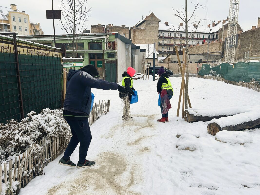 Megkezdődött a síkosságmentesítő anyagok eltakarítása Józsefvárosban