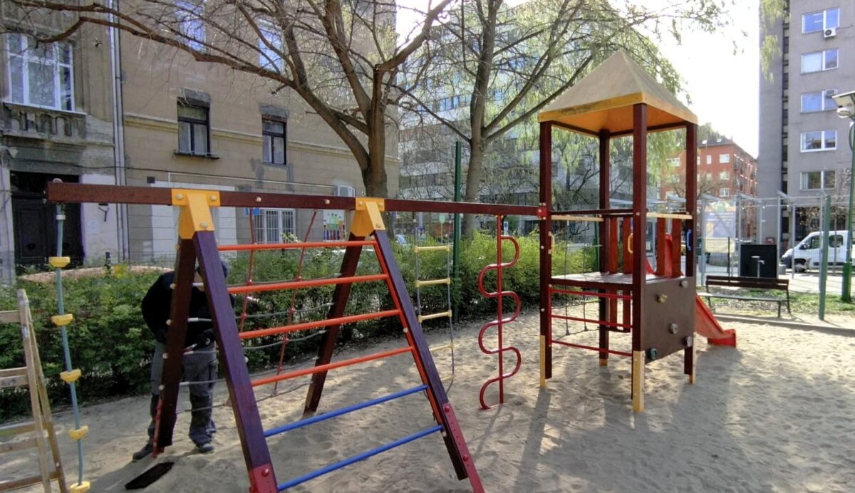 Megújult játszóterek és felújított utcabútorok várják a józsefvárosi lakosokat
