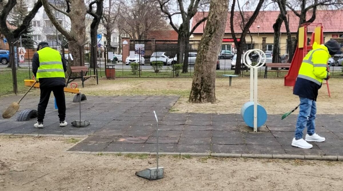 Folyamatos a közterek takarítása, fertőtlenítése Józsefvárosban