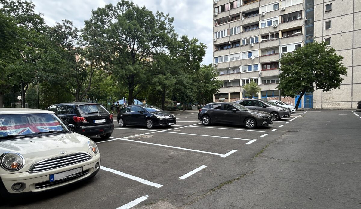 A Práter utcában folytatódott a parkolóhelyek felfestése