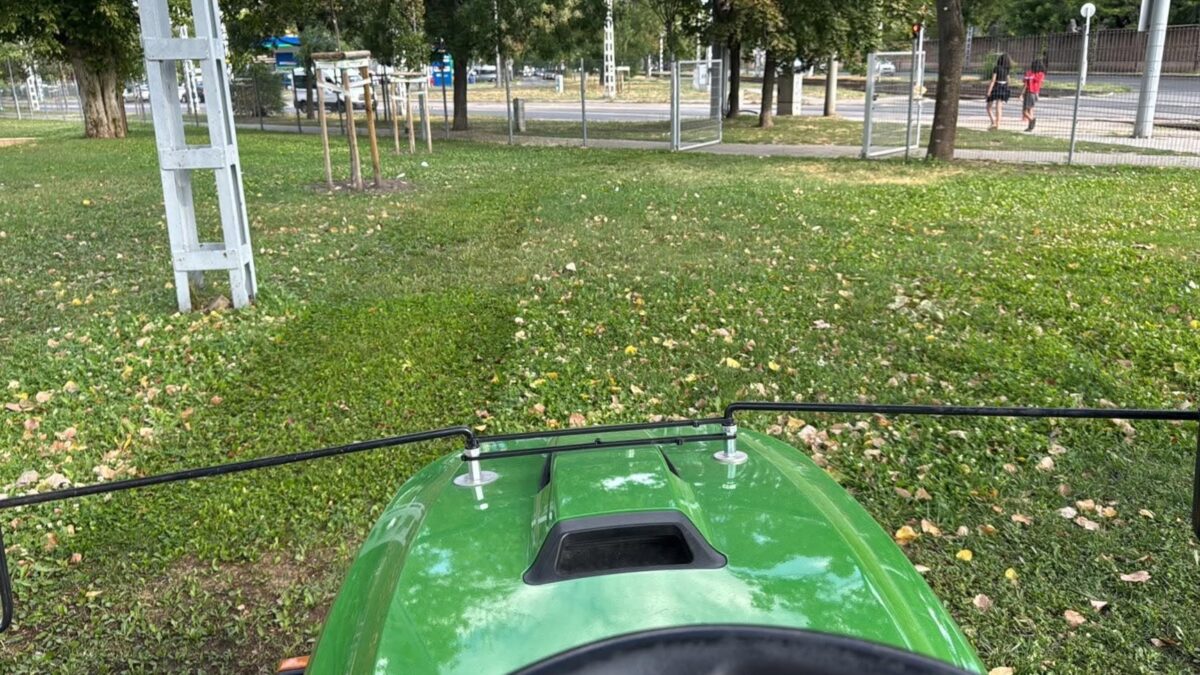 Munkatársaink a nyári időszakban is gondoskodnak a józsefvárosi zöldterületekről